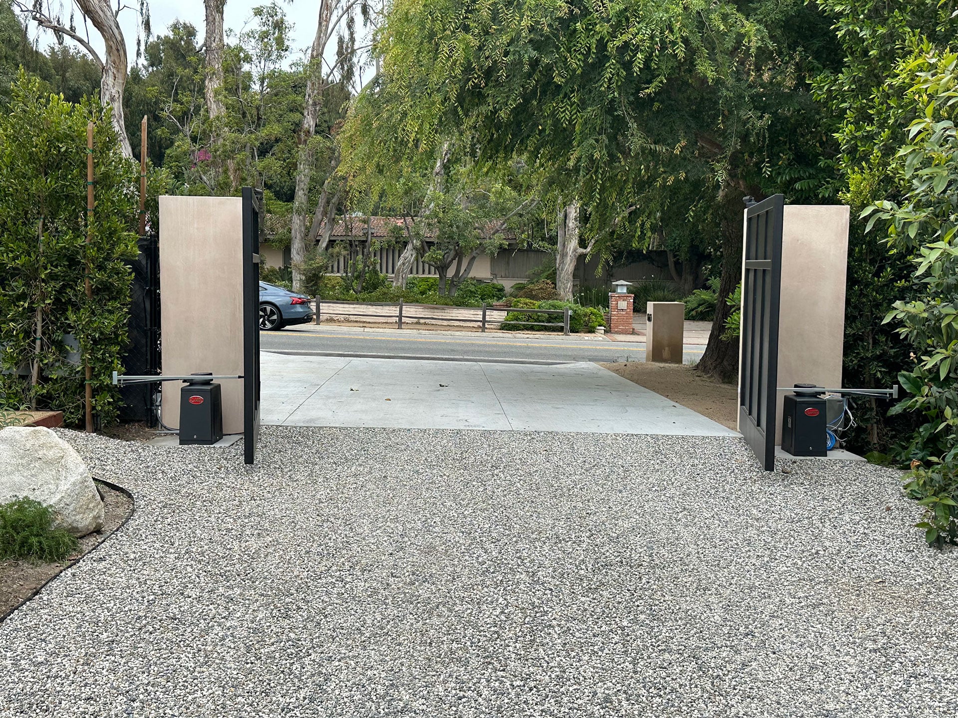 Mandeville Canyon Road image 12